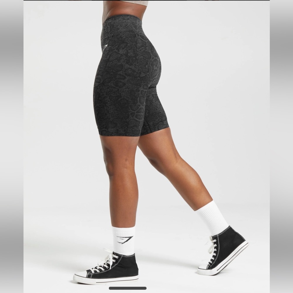 ADAPT ANIMAL SEAMLESS CYCLING
SHORTS Gymshark Womens size Small NEW IN BAG